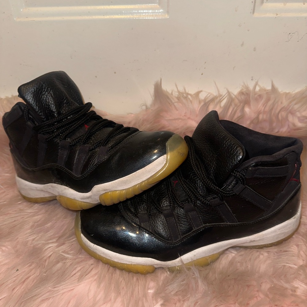 Jordan Athletic Shoes Black and Gold